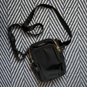 Voyageur crossbody black and gold